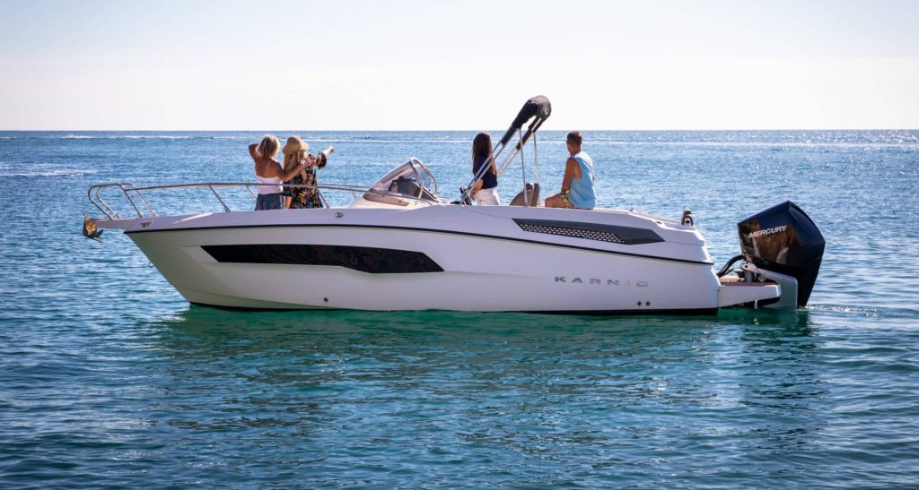 Karnic SL701 — 8 Guest Sports Cruiser 300HP Mercury Skippered Lagos — Algarve Boat Rental